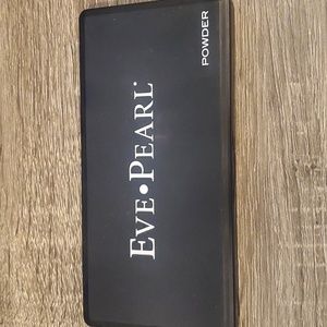 Eve.Pearl powder shadow and blush.